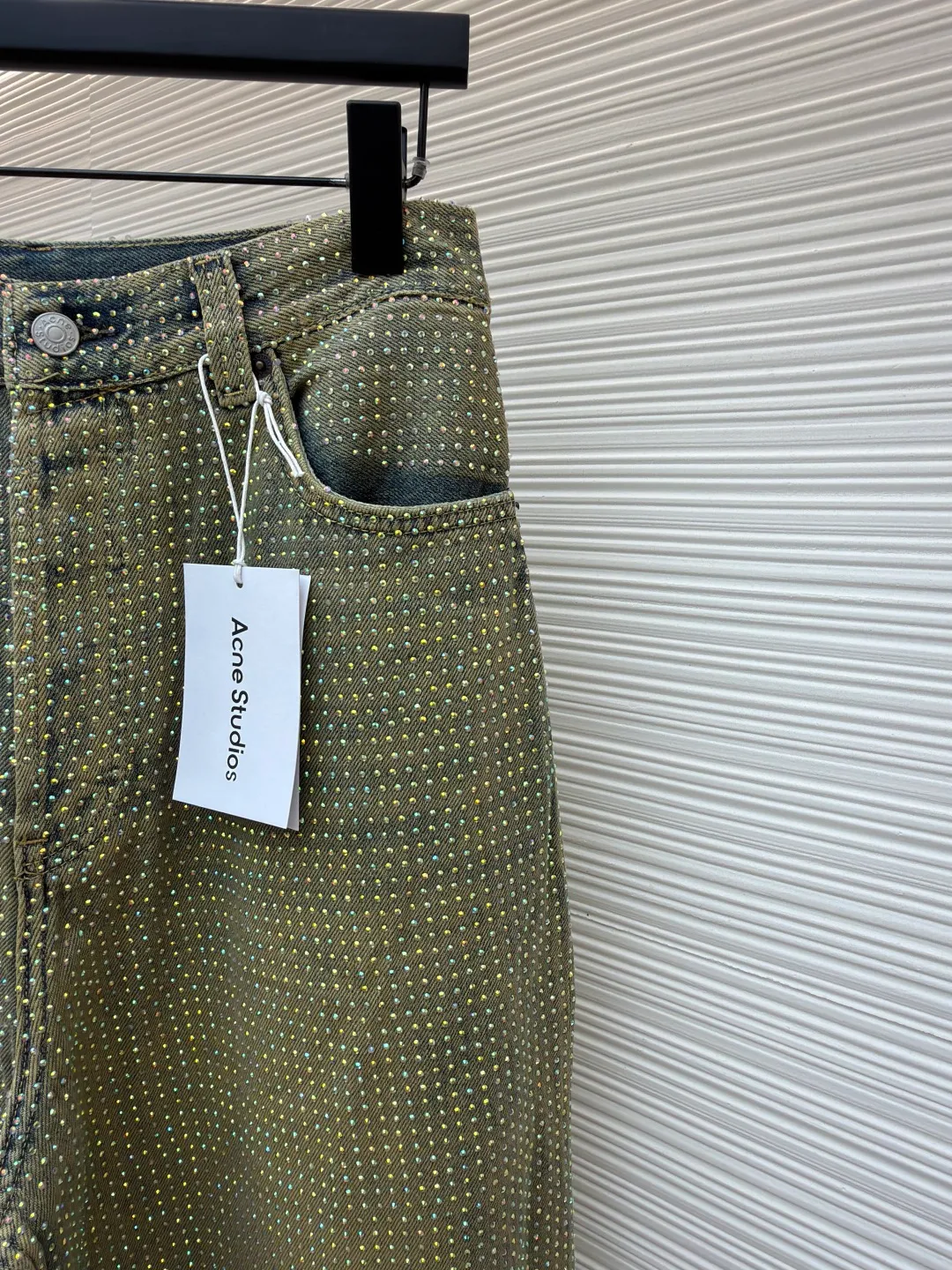 Acne Studios Year of the Snake limited edition full-diamond jeans ●Item number: 1681289-B45 ●Material: denim fabric ●Technology: hot-drilled production ●Color: olive green ●Version: loose fit ●Weight: about 1060 grams ●Size: XS-S-M-L-XL-XXL ●Description: Fabric treatment: Made of denim fabric, after washing process, it presents a unique olive green tone and distressed texture, making the pants more retro style. Cutting and sewing: Cut with a straight version and spliced ​​with a professional sewing machine. Key parts such as the crotch are reinforced with double-thread seams to ensure a solid structure. Diamond jewelry selection: Choose exquisite rhinestones and arrange them through designs to create a full-diamond effect, enhancing the visual magnificence. Fixing process: Using ultrasonic machine high-temperature hot-drilling process, with precise temperature control, the rhinestones are firmly attached to the denim fabric, ensuring that they will not fall off easily after machine washing. The overall wiring is straight and delicate, the fabric is comfortable and soft, and the color is consistent without color difference. It can be matched with the same style to create a fashionable look and control various occasions. Customized accessories, complete with three standards, same style for men and women!